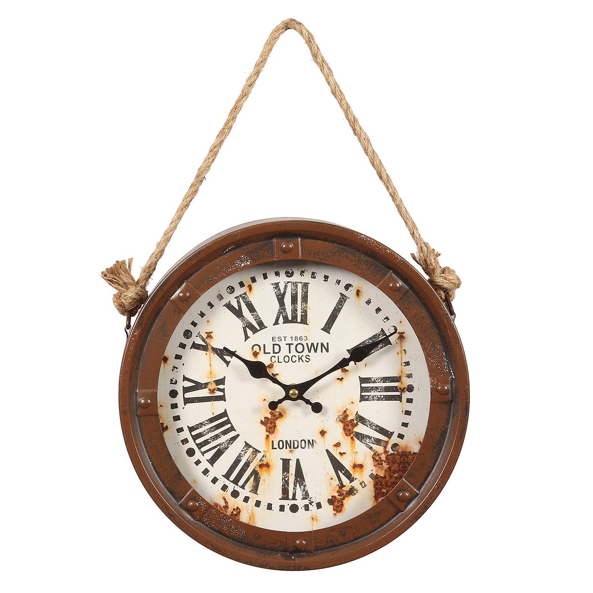 Une horloge ronde en metal rouillée suspendu par un corde de style vieux bâteau. chiffre romain. Inscription est 1863 old town clocks london